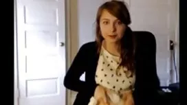 یک خانم بلوند در مقا ...