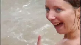 پوست تیره و نزدیک لی ...