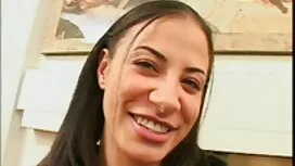 یک زن قوی با موهای ل ...